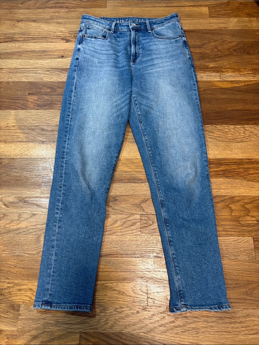AMERICAN EAGLE mom jeans.